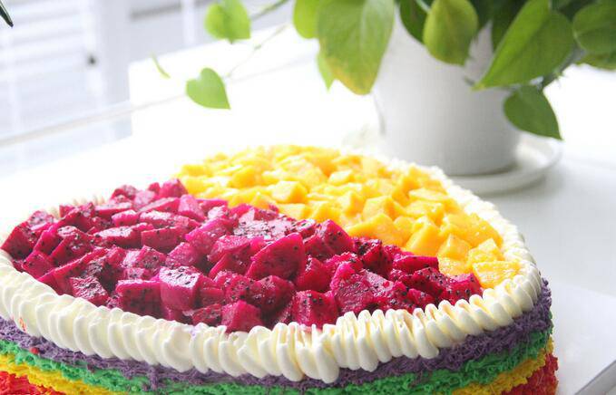点击大图看下一张：精美的水果彩虹蛋糕图片