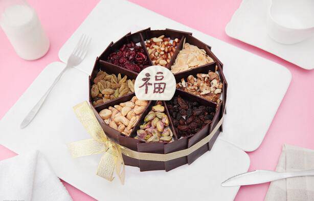 点击大图看下一张：美味的果仁巧克力蛋糕图片