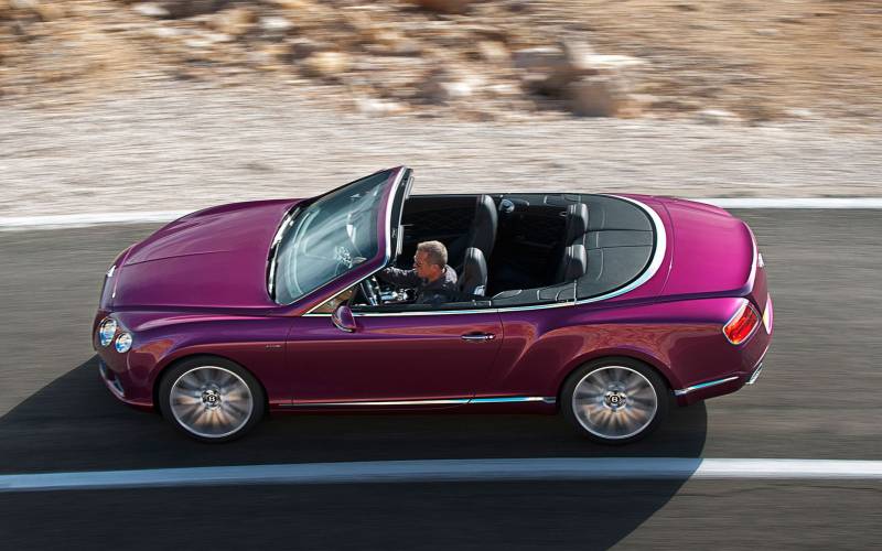 点击大图看下一张：绚丽紫色宾利敞篷跑车2014款壁纸