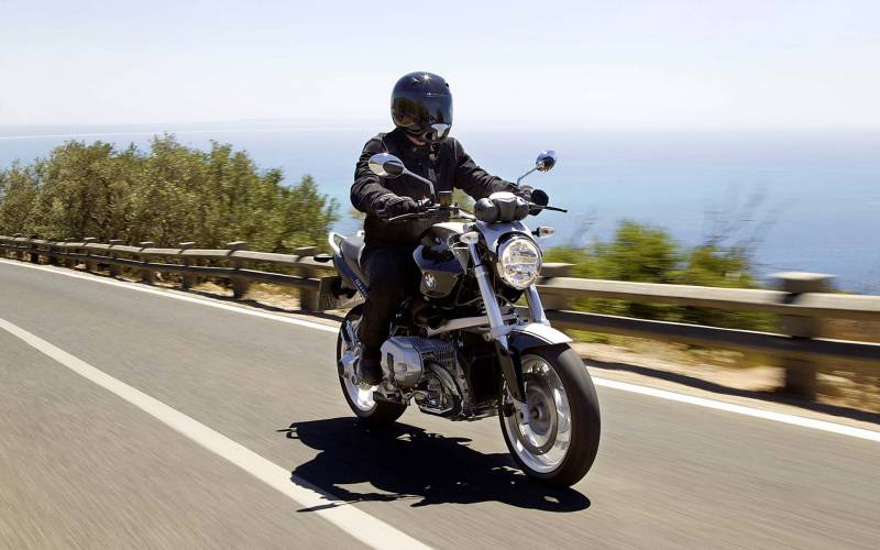 点击大图看下一张：时尚大气的宝马R1200r摩托车高清图片