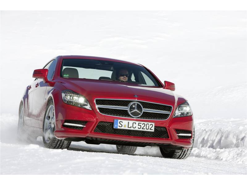 点击大图看下一张：冬日雪地中的奔驰汽车图片