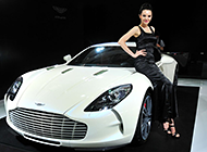 美女车模和白色阿斯顿·马丁One-77图片