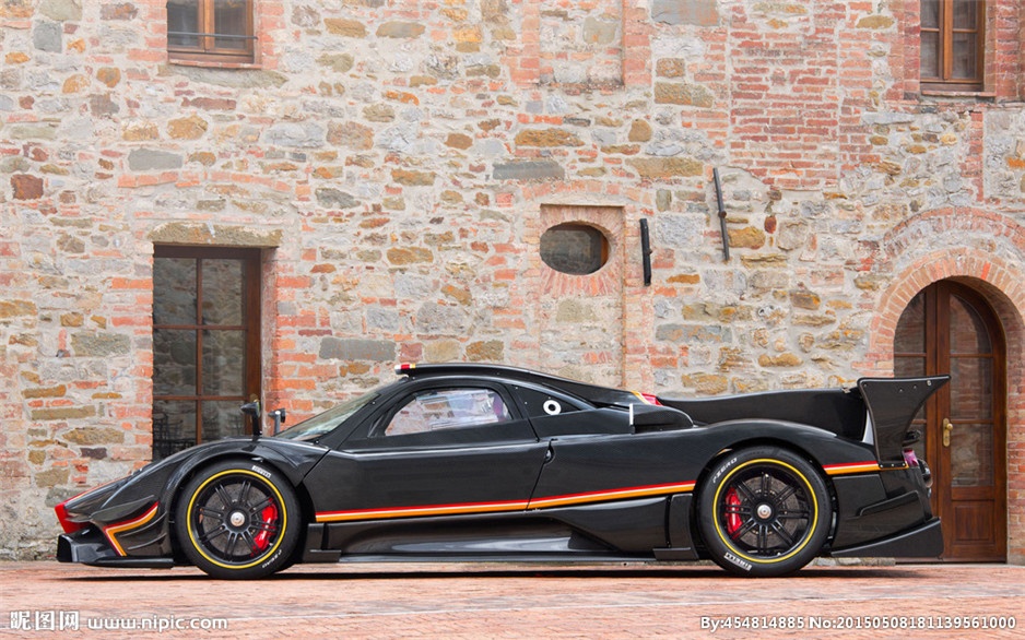 点击大图看下一张：意大利超级跑车帕加尼图片