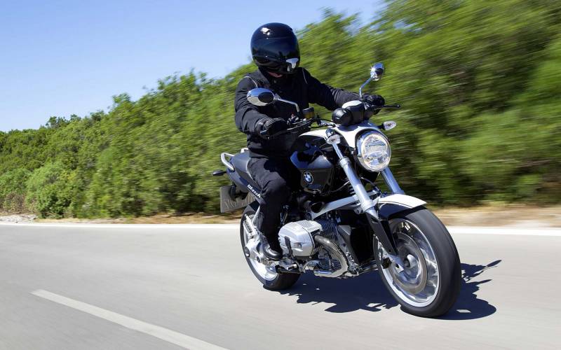 点击大图看下一张：时尚大气的宝马R1200r摩托车高清图片