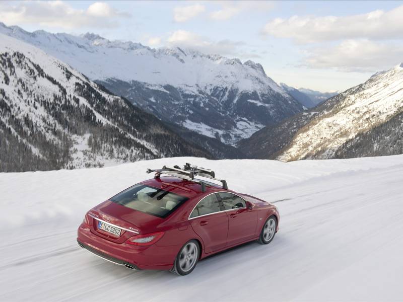 点击大图看下一张：冬日雪地中的奔驰汽车图片