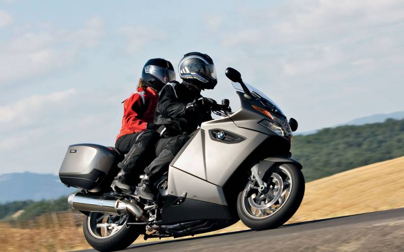 点击大图看下一张：行驶迅速的宝马摩托车高清桌面壁纸