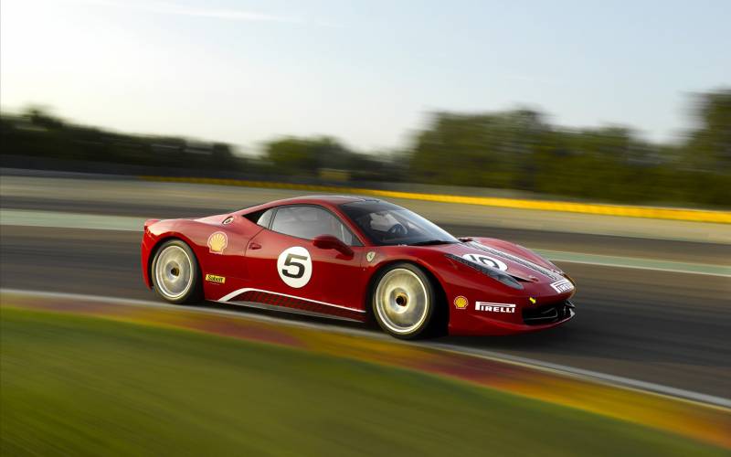 点击大图看下一张：红色法拉利赛车高清摄影图片