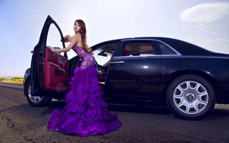 点击大图看下一张：劳斯莱斯美女车模超清摄影图片