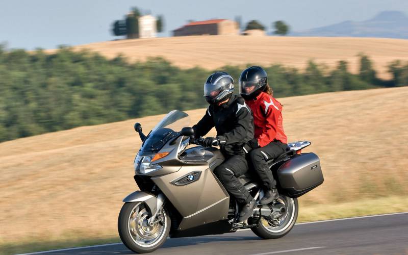 点击大图看下一张：行驶迅速的宝马摩托车高清桌面壁纸