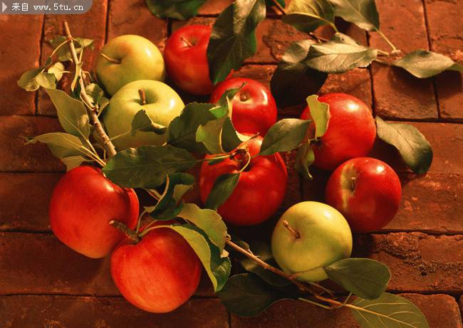 点击大图看下一张：青涩的红绿苹果高清图片素材