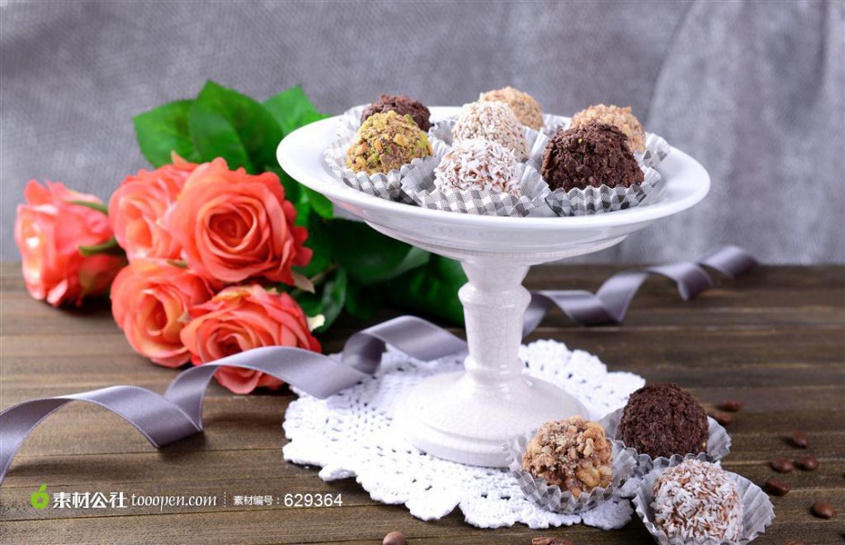 点击大图看下一张：桌子上的美味糕点与美丽玫瑰花图片