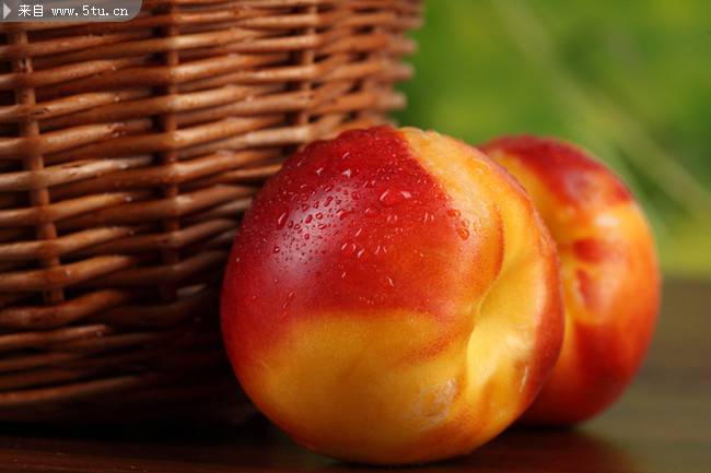 点击大图看下一张：香脆可口的油桃高清图片