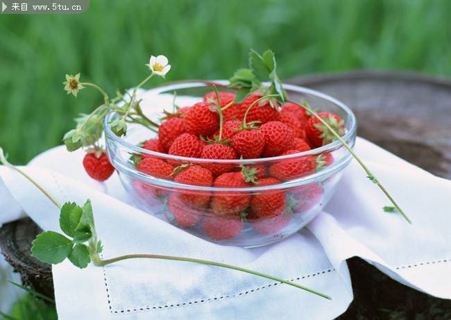 点击大图看下一张：新鲜酸甜的小草莓图片