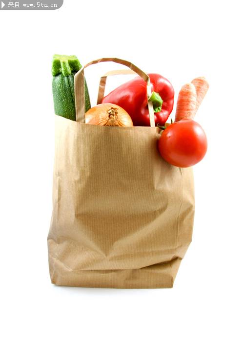 点击大图看下一张：环保袋里新鲜的蔬菜图片