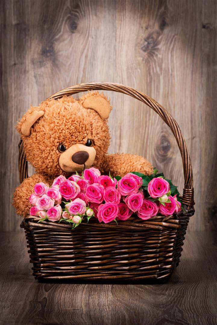 点击大图看下一张：大花篮里的泰迪熊公仔和玫瑰花图片