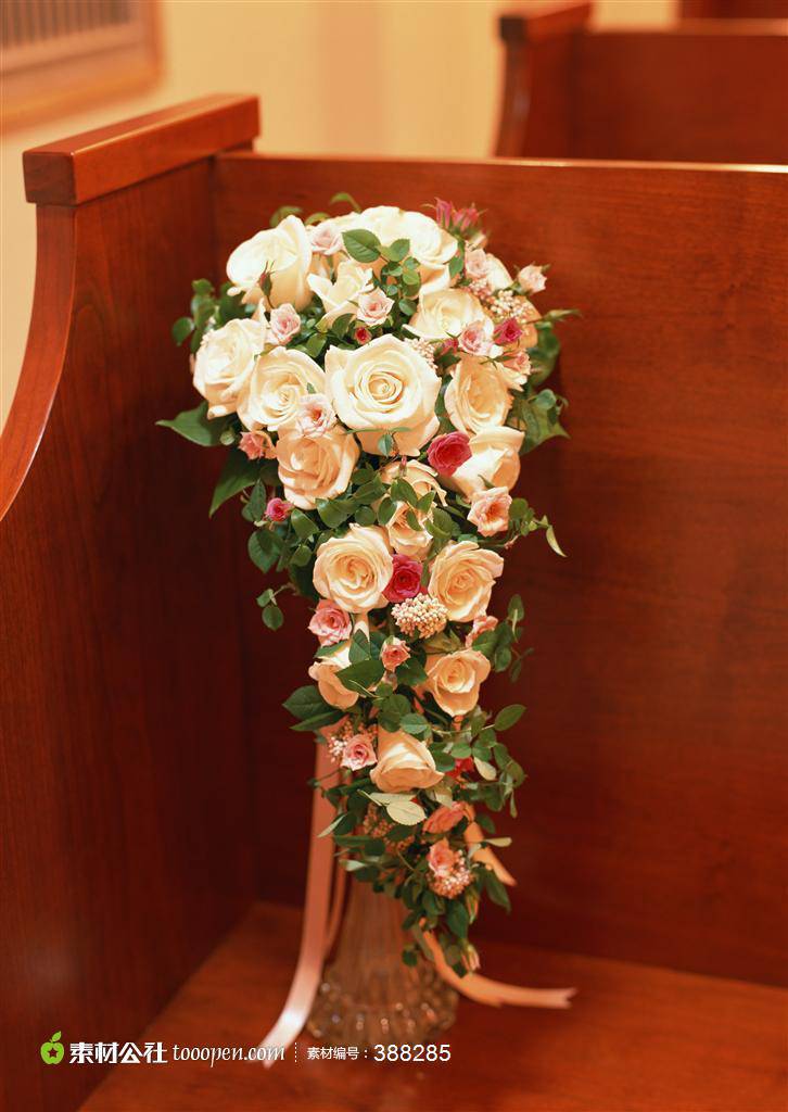 点击大图看下一张：礼堂的白玫瑰插花唯美图片
