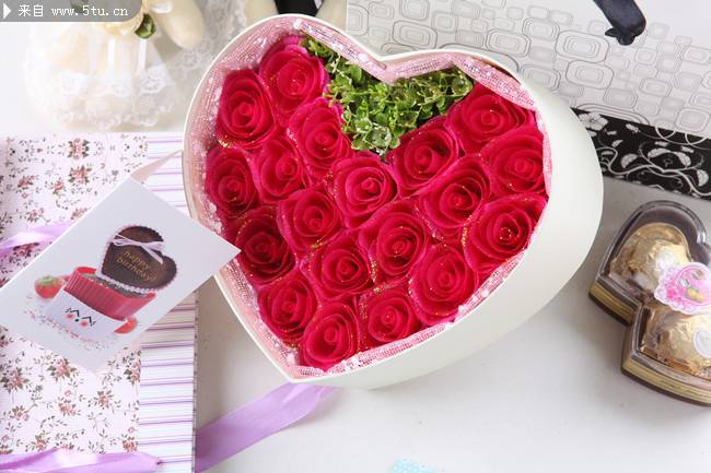 点击大图看下一张：心形的玫瑰花礼盒唯美图片