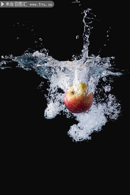 点击大图看下一张：水中的新鲜苹果图片