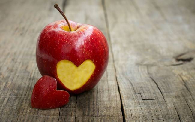 点击大图看下一张：情人节的爱心红苹果图片