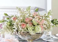 餐桌上的花束与礼物高清图片