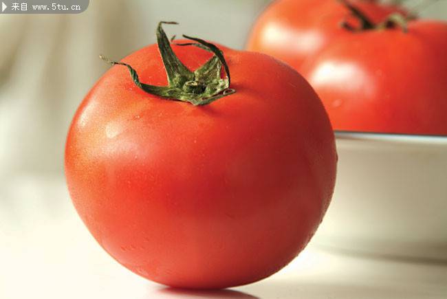 点击大图看下一张：剔透可人的红番茄图片