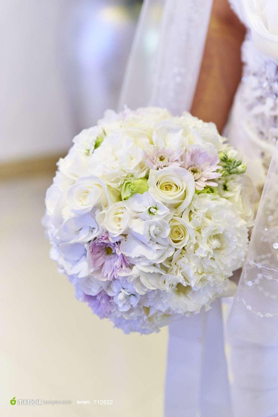 点击大图看下一张：婚礼上的一束白玫瑰高清图片