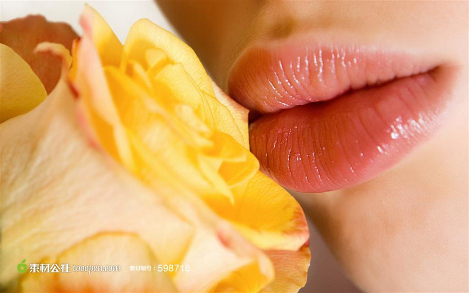 点击大图看下一张：美人亲吻黄玫瑰高清图片