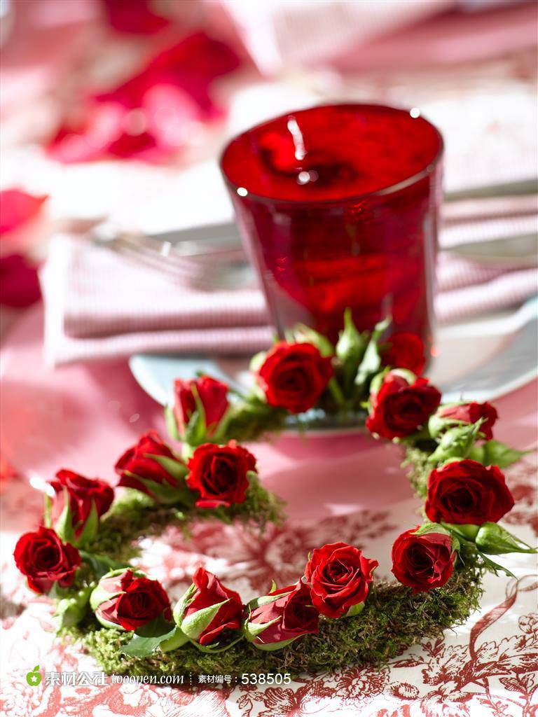 点击大图看下一张：情人节浪漫红玫瑰花环图片