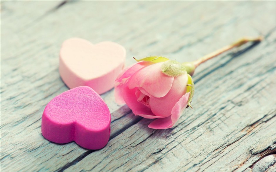 点击大图看下一张：爱心巧克力与粉色玫瑰花图片