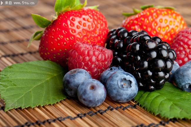 点击大图看下一张：新鲜水果草莓蓝莓图片