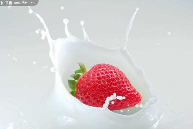 点击大图看下一张：草莓与牛奶背景素材