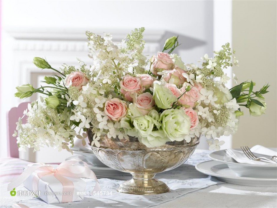 点击大图看下一张：餐桌上的花束与礼物高清图片