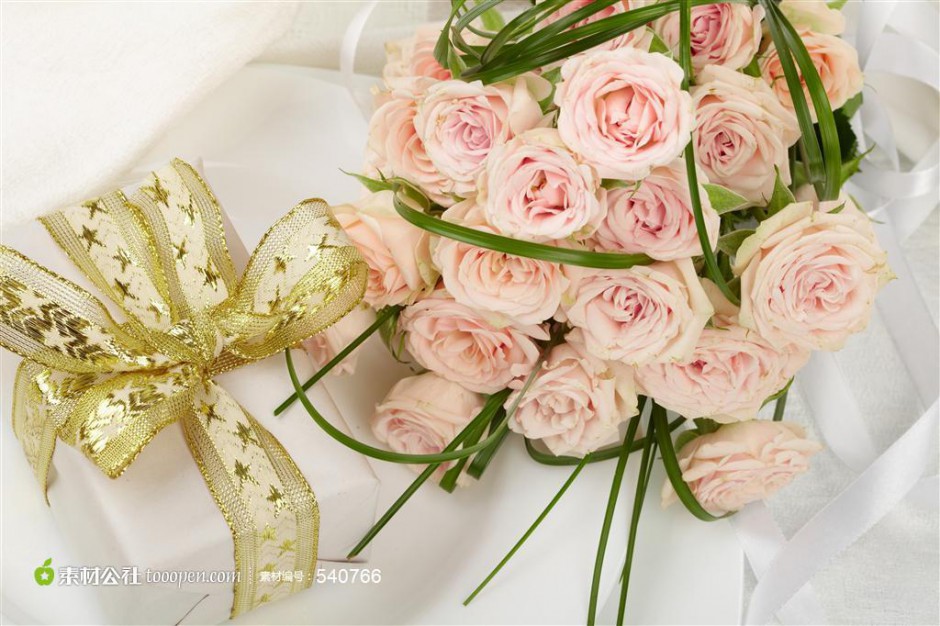 点击大图看下一张：金色丝带礼物与粉玫瑰图片