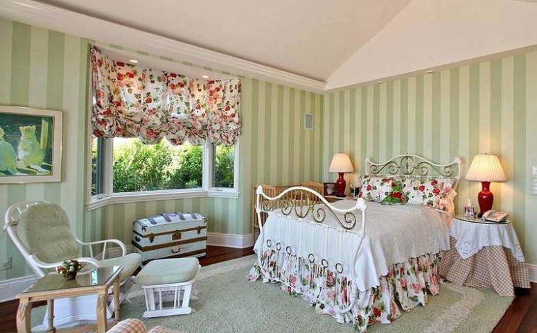 点击大图看下一张：浪漫纯真的欧式卧室装修效果图