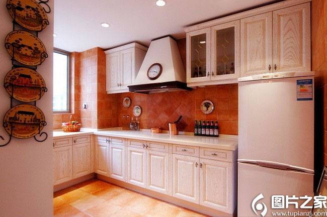 点击大图看下一张：欧式别墅厨房装修效果图大气奢华
