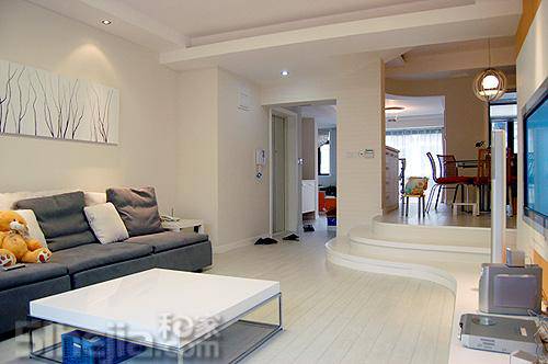 点击大图看下一张：三口之家简约舒适错层装修效果图