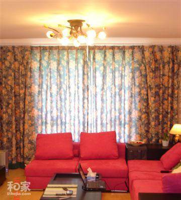 点击大图看下一张：客厅窗帘好看的装修设计图片