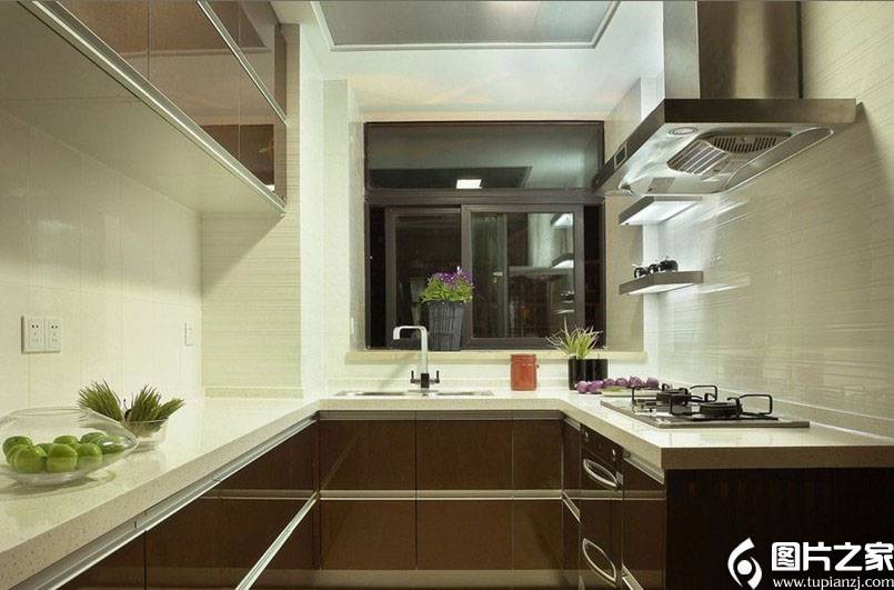 点击大图看下一张：大户型新中式厨房装修效果图