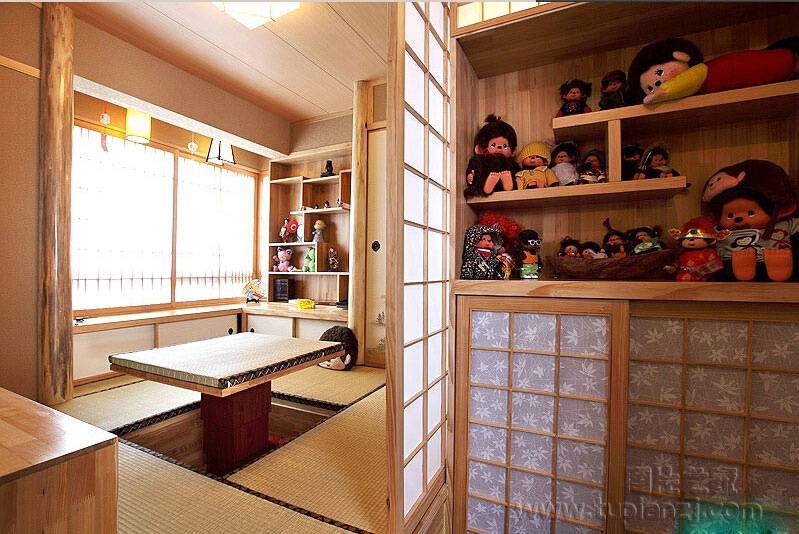 点击大图看下一张：日式三居室卧室榻榻米设计简单舒适