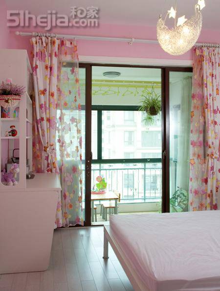 点击大图看下一张：三口之家简约舒适错层装修效果图