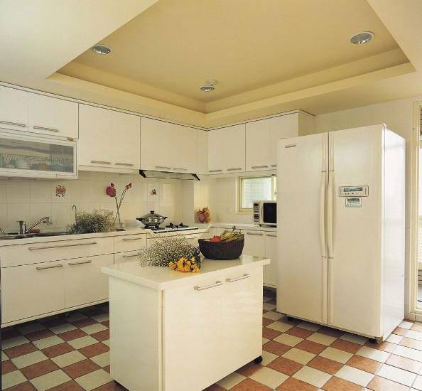点击大图看下一张：欧式小户型厨房现代装修效果图欣赏