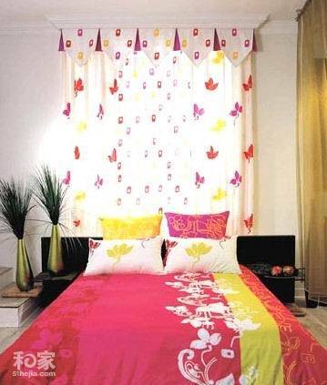 点击大图看下一张：精美的小卧室窗帘装修效果图片