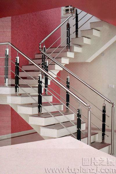 点击大图看下一张：个性简约的复式楼梯装修效果图