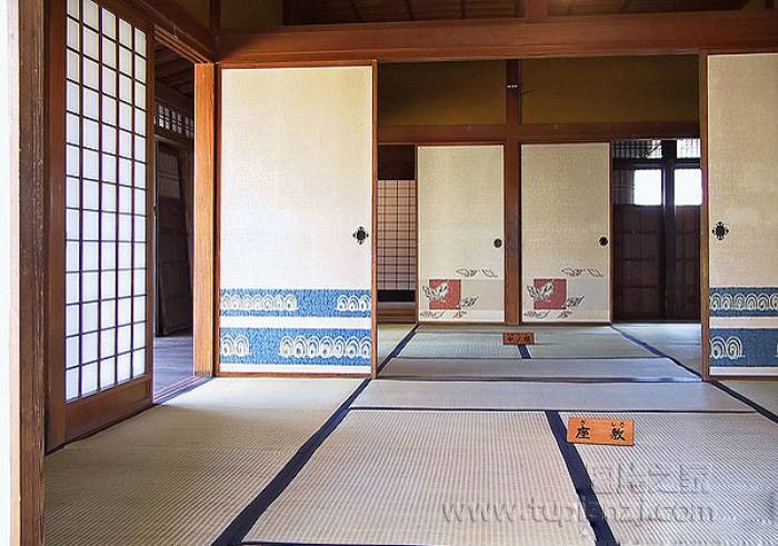 点击大图看下一张：日式风格卧室榻榻米装修效果图