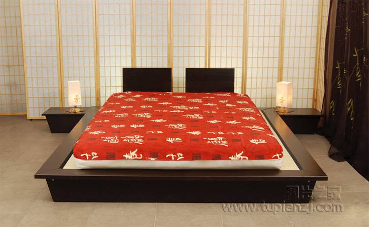 点击大图看下一张：日式榻榻米卧室装修设计图