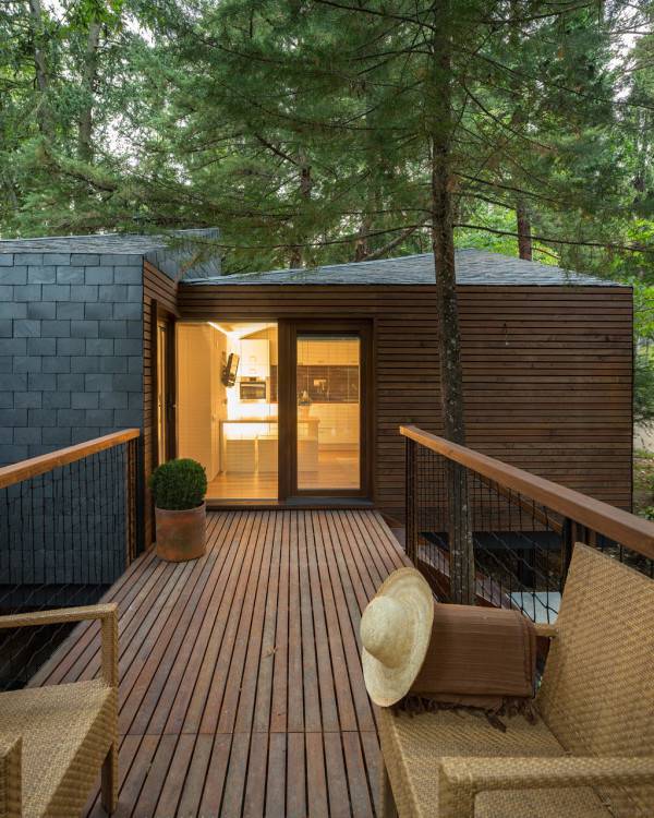 点击大图看下一张：森林里的创意生态小屋家居设计