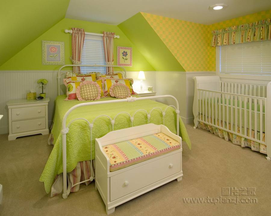 点击大图看下一张：极具亮丽色彩的儿童房装修效果图