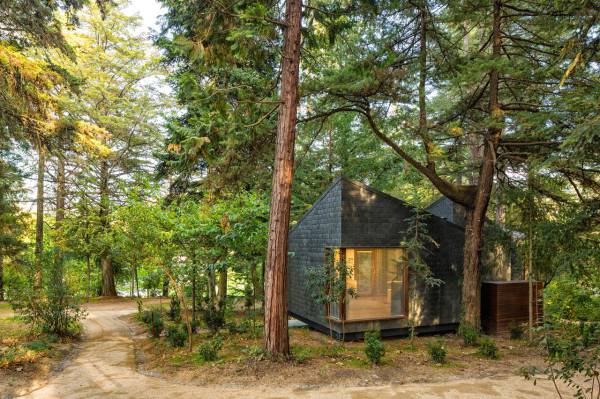 点击大图看下一张：森林里的创意生态小屋家居设计