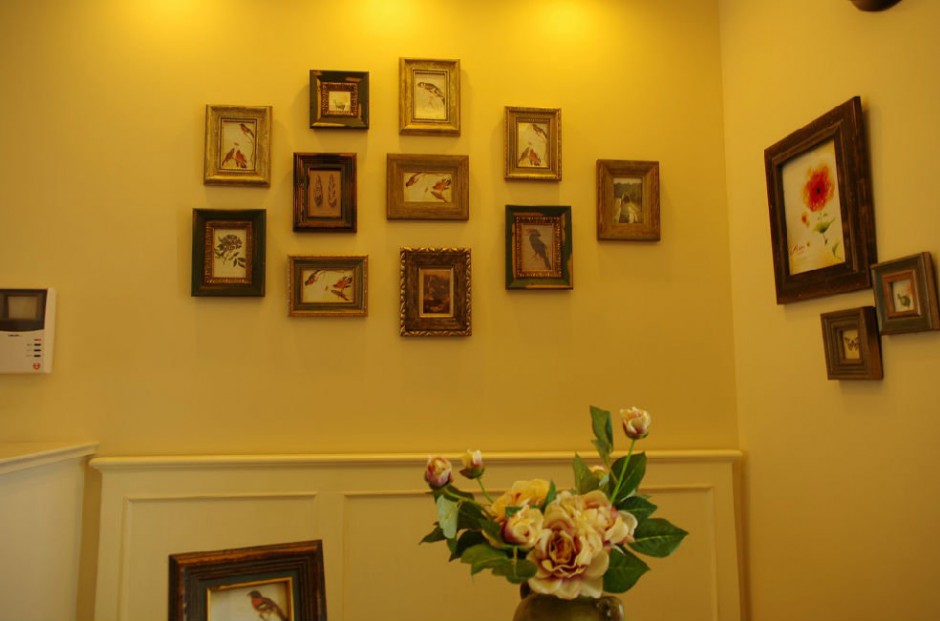 点击大图看下一张：家庭客厅相片墙设计图片欣赏
