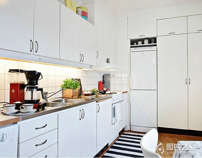 点击大图看下一张：现代简约厨房装修温馨舒适